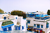 Dachterrasse des Palast Dar el-Annabi mit Ausblick auf Dachterrassencafe und die weißen Kubenhäuser in der (Medina) Altstadt von Sidi Bou Said, Tunesien