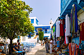 Hauptgasse Rue Habib Thameur mit Café Essaad, Café des Nattes und Souvenirgeschäften und weißen Kubenhäusern mit arabischen Balkons in der (Medina) Altstadt von Sidi Bou Said, Tunesien