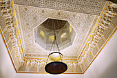 Prächtig verzierte Decke im maurischen Stil im Palast Dar Ennejma Ezzahra, Musikinstrumentenmuseum (Centre des Musiques Arabes et Mediterraneenes), in der (Medina) Altstadt von Sidi Bou Said, Tunesien