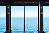 Dänemark, Gedser, Ostsee, Fähre nach Gedser (Dänemark), großes Fenster mit Sicht auf das Meer