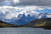  Lago Pehoe lake and mountains in Torres del Paine National Park, Torres del Paine, Magallanes and Chilean Antartica, Patagonia, Chile, South America 