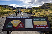  Wind and weather warning sign on hiking trail near Salto Grande waterfall in Torres del Paine National Park, Torres del Paine, Magallanes y de la Antartica Chilena, Patagonia, Chile, South America 