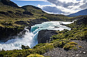 Wasserfall Salto Grande in Berglandschaft, Nationalpark Torres del Paine, Magallanes y de la Antartica Chilena, Patagonien, Chile, Südamerika