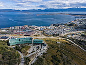 Luftaufnahme des Arakur Hotel & Spa Resort mit Blick auf die Stadt, Ushuaia, Feuerland, Patagonien, Argentinien, Südamerika