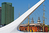 Die Brücke Puente de la Mujer im Hafenviertel Puerto Madero mit den beiden Türmen des historischen Zollgebäudes, Buenos Aires, Argentinien, Südamerika