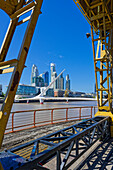 Die Brücke Puente de la Mujer und Hochhäuser im Hafenviertel Puerto Madero, Buenos Aires, Argentinien, Südamerika