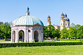 Hofgarten mit Dianatempel und Blick auf Theatinerkirche St. Kajetan im frischen Frühlingsgrün, München, Bayern, Deutschland