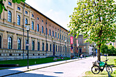 Nordfassade Alte Pinakothek mit  blühenden Kastanienbäumen in München, Bayern, Deutschland