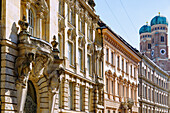 Barockfassaden der Palais Porcia, Palais Holnstein (Erzbischöfliches Palais) in der Kardinal-Faulhaber-Straße mit Blick auf den Frauendom (Dom zu Unserer Lieben Frau) in der Altstadt von München, Bayern, Deutschland