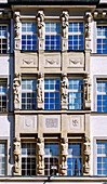 rekonstruierter Erker mit figuralen Skulpturen von Julius Seidler an der Fassade des Kaufhaus Hirmer in der Neuhauser Straße in München, Bayern, Deutschland