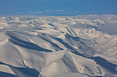 Luftbild von einer verschneiten Berglandschaft auf Spitzbergen mit Gletschern, Svalbard, Norwegen