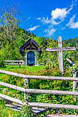 Kleine Kapelle und Kruzifix am Hang, Tegernsee, Landkreis Miesbach, Oberbayern, Bayern, Deutschland