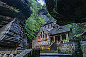 Pension und Restaurant Das alte Gaswerk in der Abenddämmerung, Hřensko, Tschechische Republik
