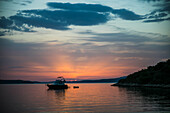Sonnenuntergang in einer Bucht in Kroatien