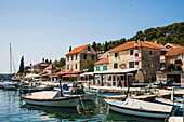 Kleiner Hafen in Maslinica auf Solta in Kroatien