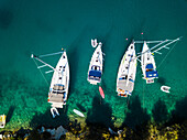 Topdown Drohnenaufnahme von Segelbooten in Kroatien