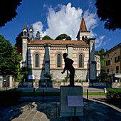 Statue Konrad Adenauer und Kirche Chiesa Annglicana dell' Ascensione, Cadenabbia, Griante, Comer See, Lombardei, Italien