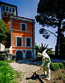  Hanbury Villas with a statue of a discus thrower in the foreground, Hanbury Botanical Garden, Ventimiglia, Liguria, Italy 