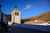 die eindrucksvolle Kirche "Iglesia de Santa María de Betancuria" mit blick auf die umgebenden kargen Berge, Betancuria, Fuerteventura, Kanarische Inseln, Spanien, Europa