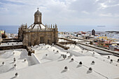 Blick über das Dach der Kathedrale "Santa Ana Catedral de Canarias" in Altstadt "Vegueta" von Hauptstadt Las Palmas de Gran Canaria, Kanarische Inseln, Spanien, Europa