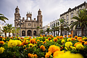 bunte Blumenbeete schmücken den Plaza Mayor de Santa Ana vor der Kathedrale "Santa Ana Catedral de Canarias" in Altstadt "Vegueta" von Hauptstadt Las Palmas de Gran Canaria, Kanarische Inseln, Spanien, Europa