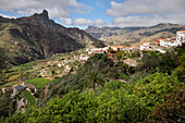  Picturesquely situated beautiful town of Tejeda with the rock formation &quot;Roque Bentayga&quot;, Gran Canaria, Canary Islands, Spain, Europe 