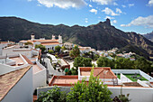 Blick zum malerisch gelegener schöner Ort Tejeda mit der Felsformation "Roque Bentayga" und dem Kirchplatz, Gran Canaria, Kanarische Inseln, Spanien, Europa