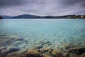 View from the beach in Schörfling am Attersee over the crystal-clear lake, Salzkammergut, Austria, Alps, Europe 