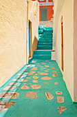  Bunt bemalte Gasse, Chorio, Insel Symi, Dodekanes, Griechenland 