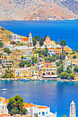  Bunte Häuser und Evangelismos-Kirche in der Harani-Bucht, Gialos, Insel Symi, Dodekanes, Griechenland 