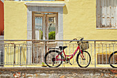 Fahrrad in Altstadt, Gialos, Insel Symi, Dodekanes, Griechenland