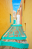  Bunt bemalte Gasse, Chorio, Insel Symi, Dodekanes, Griechenland 