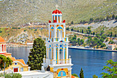  Kirchturm der Kirche Evangelismos (auch bekannt als Verkündigungskirche), Gialos, Insel Symi, Dodekanes, Griechenland 