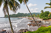 Morrao Strand und das Dorf Ribeira Afonso an der Ostküste der Insel Sao Tome, Republik São Tomé und Príncipe, Afrika
