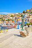  Denkmal für den legendären griechischen Schwammtaucher Stathis Hatzis am Hafen von Gialos, Insel Symi, Dodekanes, Griechenland 