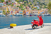  Roter Vespa-Roller geparkt im Hafen von Gialos, Gialos, Insel Symi, Dodekanes, Griechenland 