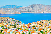  Blick über Chorio (Oberstadt) und den Hafen von Gialos, Chorio, Insel Symi, Dodekanes, Griechenland 