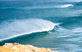 Nahaufnahme Brandung an der Atlantikküste von Portugal