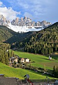 Ausblick an den Kantiol-Höfen mit Blick zur Geisler Gruppe, im Villnößtal, Dolomiten, Trentino-Südtirol, Italien