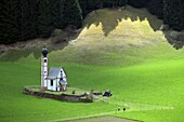 Kirche St. Johann, bei Sonnenuntergang, im Villnößtal, Dolomiten, Trentino-Südtirol, Italien