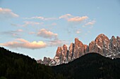 Sonnenuntergang über der Geislergruppe, im Villnößtal, Dolomiten, Trentino-Südtirol, Italien
