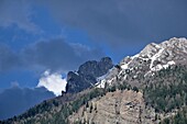 Bergspitzen mit Schneeresten, im Villnößtal, Dolomiten, Trentino-Südtirol, Italien