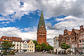 Der Platz Am Sande und die Kirche St. Johannis, Hansestadt Lüneburg, Niedersachsen, Deutschland