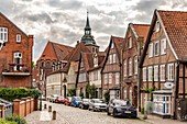  Half-timbered houses in the historic street Auf dem Meere and St. Michaelis Church in the Hanseatic city of Lüneburg, Lower Saxony, Germany 