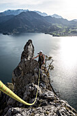 Kletterin auf dem Südwestgrat am Traunstein, über dem Traunsee, bei Gmunden, Salzkammergut-Berge, Oberösterreich, Österreich