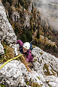 Kletterin am Röthelstein im Grazer Bergland, Steiermark, Österreich 
