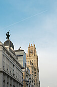 Fassaden der Gran Via, Metropolis-Gebäude mit Kuppel (Edificio Metrópolis) und der Telefonica-Uhrturm, Madrid, Spanien