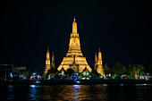 Blick über den Fluss zum Tempel Wat Arun, Nachtaufnahme, Bangkok, Thailand, Südostasien