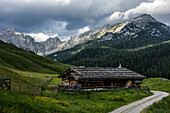 Blick auf Kallbrunnalm und Berggipfel in den Berchtesgadener Alpen, Weißbach bei Lofer, Pinzgau, Land Salzburg, Österreich
