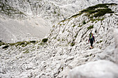 Wanderer auf dem Weg zum Hohen Göll, Göllmassiv, Berchtesgaden, Berchtesgadener Alpen, Oberbayern, Bayern, Deutschland